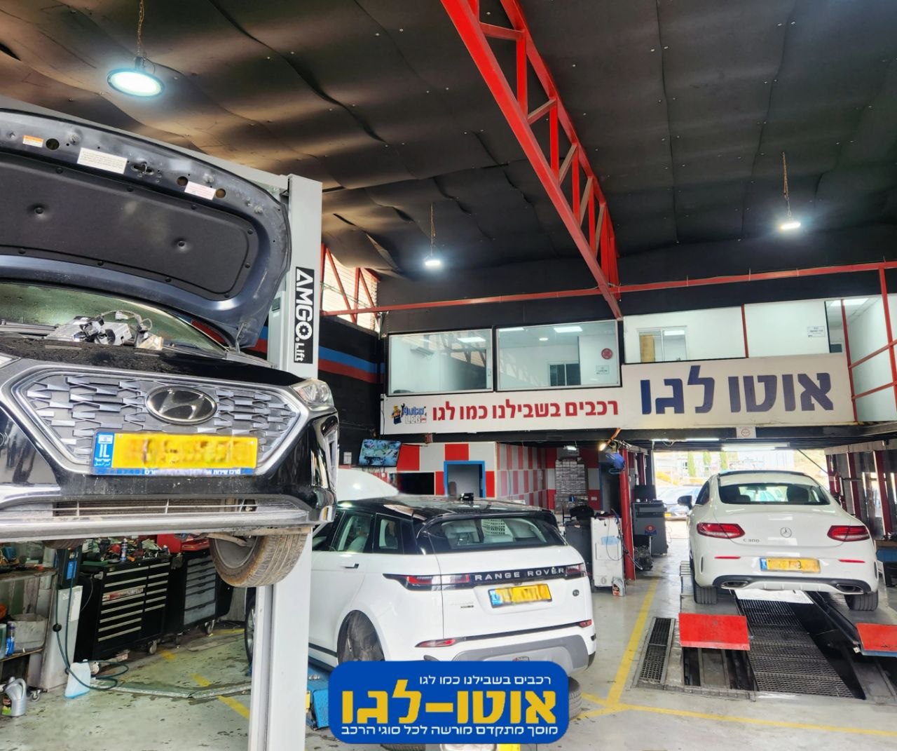 Range Rover ו-Mercedes על מנופים
